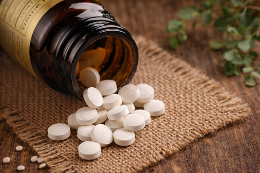 Suplemento de zinc en tabletas sobre superficie natural